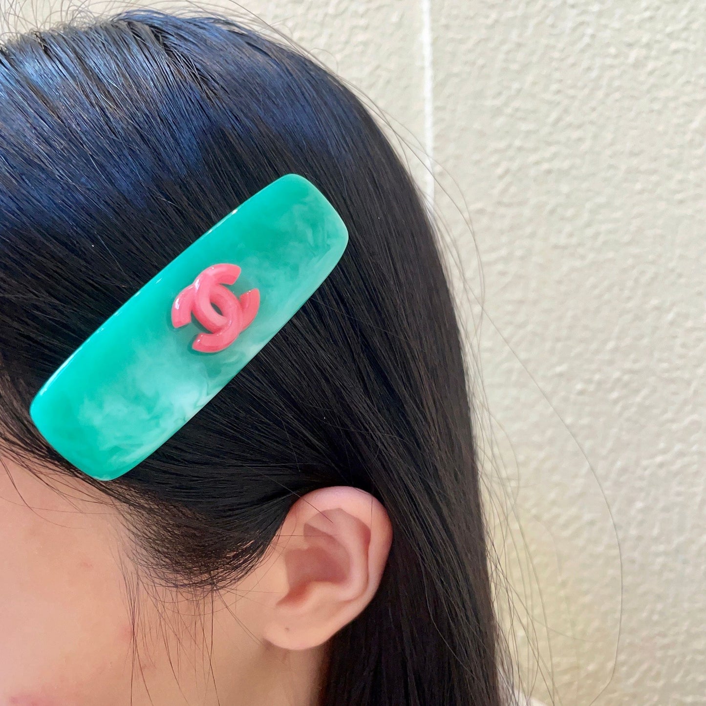Double-C Emblem Hair Clip – Design 029 main product view