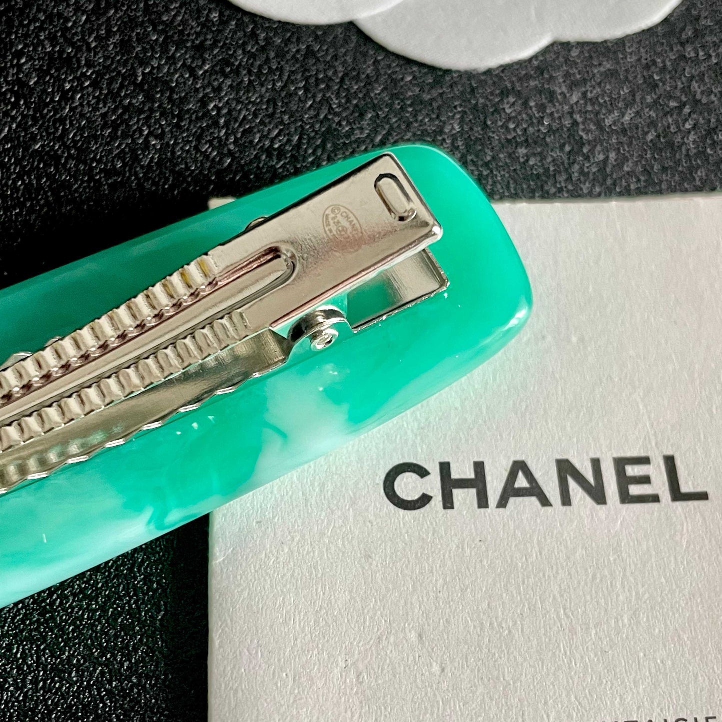 Double-C Emblem Hair Clip – Design 029 main product view