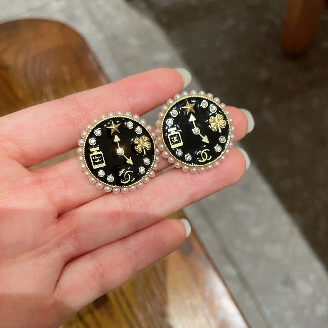 Double-C Emblem Stud Earrings in Polished Metal-Tone – Design 019 side detail