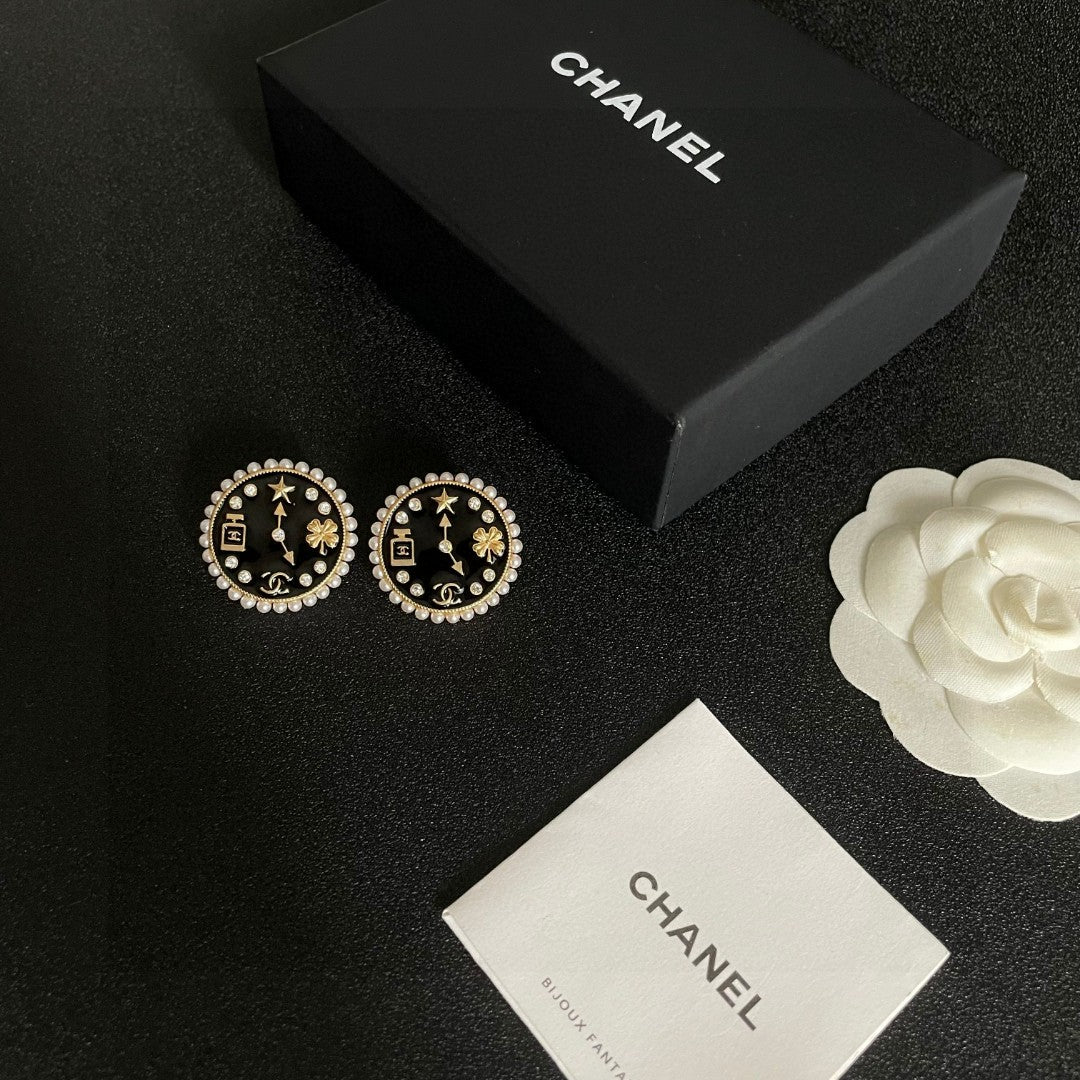 Double-C Emblem Stud Earrings in Polished Metal-Tone – Design 019 close-up detail
