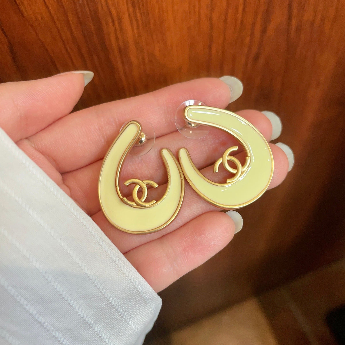 Double-C Emblem Stud Earrings in Polished Metal-Tone – Design 460 side detail