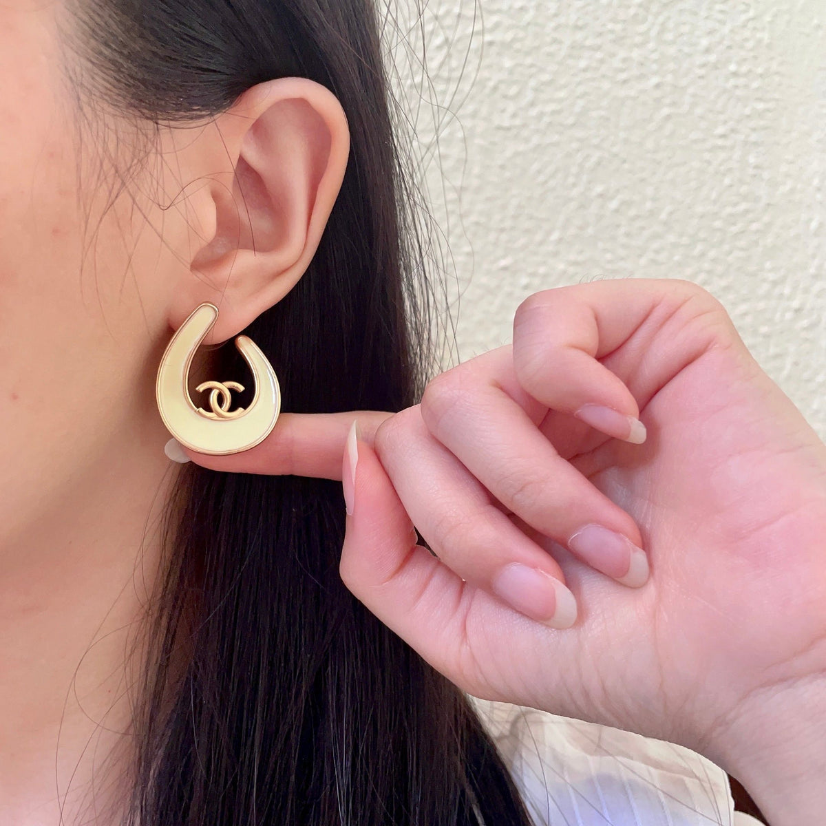 Double-C Emblem Stud Earrings in Polished Metal-Tone – Design 460 front product view