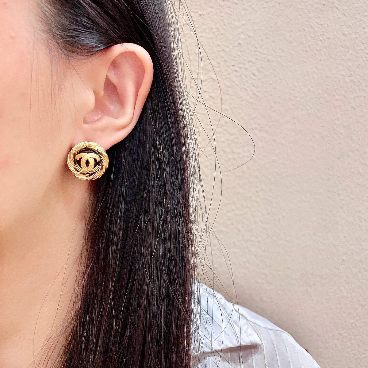 Double-C Emblem Stud Earrings in Polished Metal-Tone – Design 387 detail view