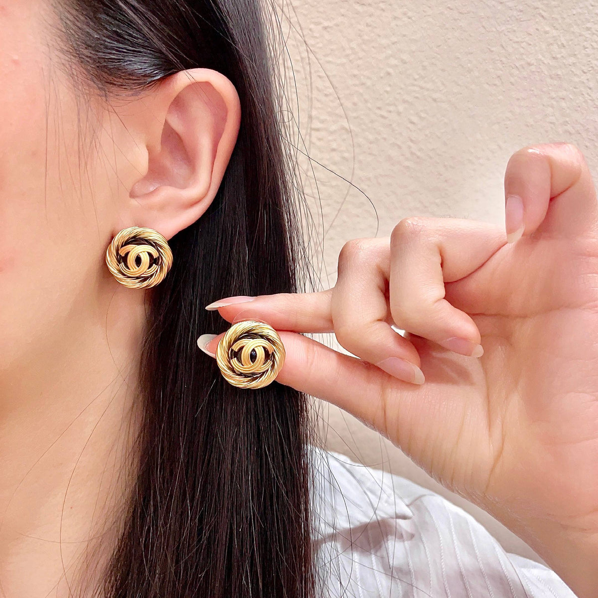 Double-C Emblem Stud Earrings in Polished Metal-Tone – Design 063 main product view
