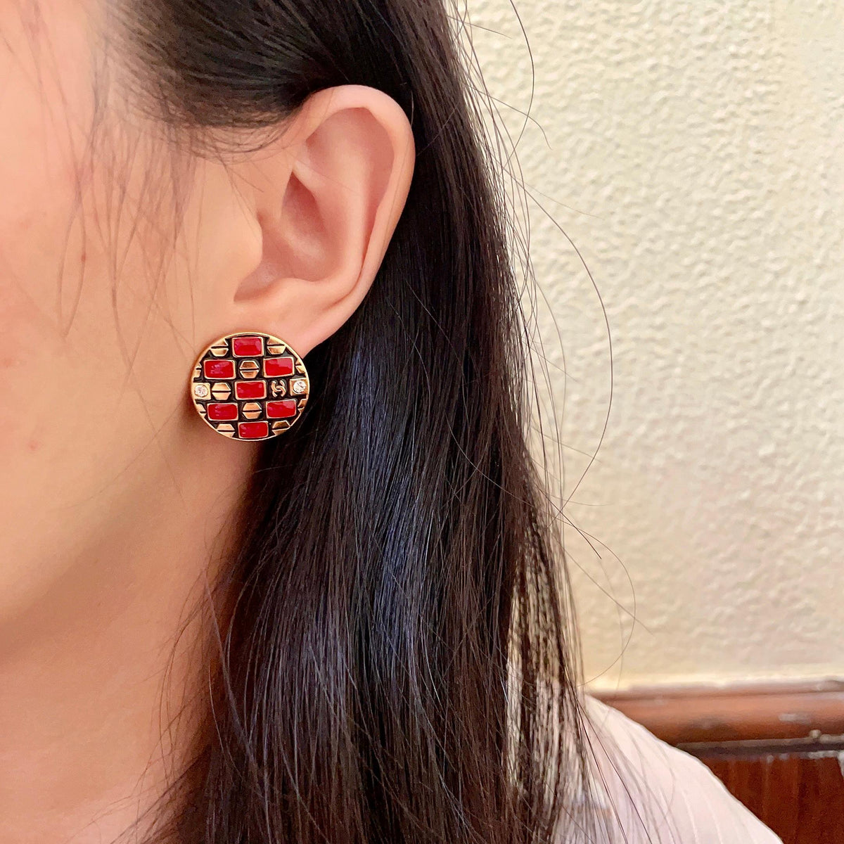 Double-C Emblem Stud Earrings in Polished Metal-Tone – Design 415 detail view