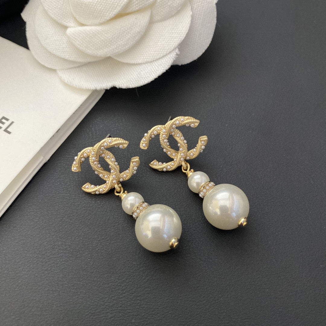 Pearl Pearl-Detail Stud Earrings – Pearl Detail – Design 013 detail view