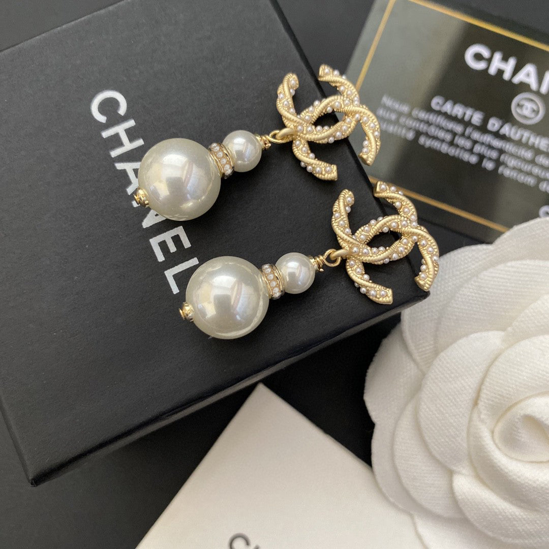 Pearl Pearl-Detail Stud Earrings – Pearl Detail – Design 013 main product view