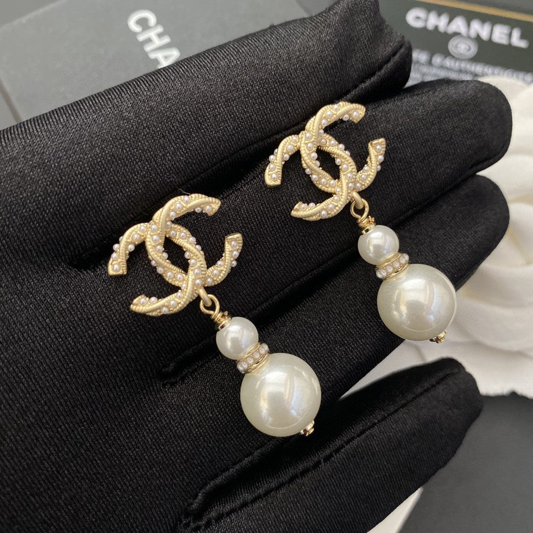 Pearl Pearl-Detail Stud Earrings – Pearl Detail – Design 013 side detail