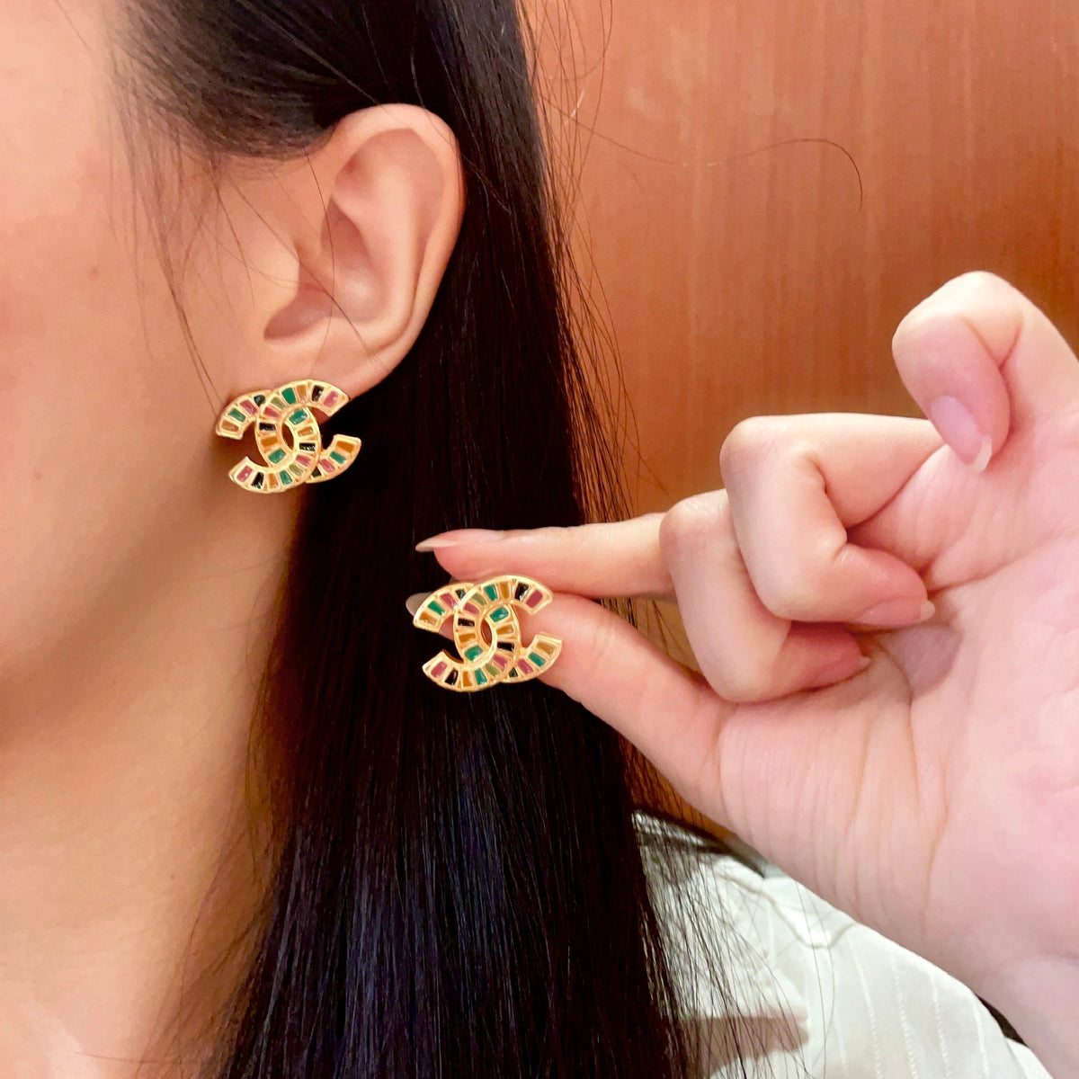 Double-C Emblem Stud Earrings in Polished Metal-Tone – Design 180 main product view