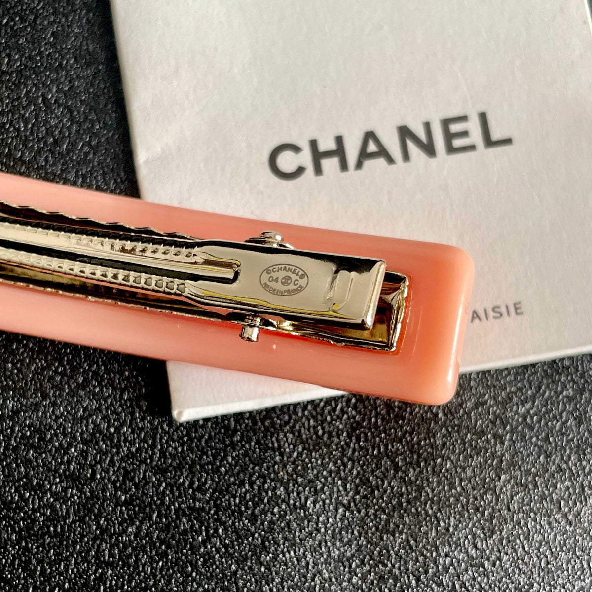 Double-C Emblem Hair Clip – Design 035 main product view