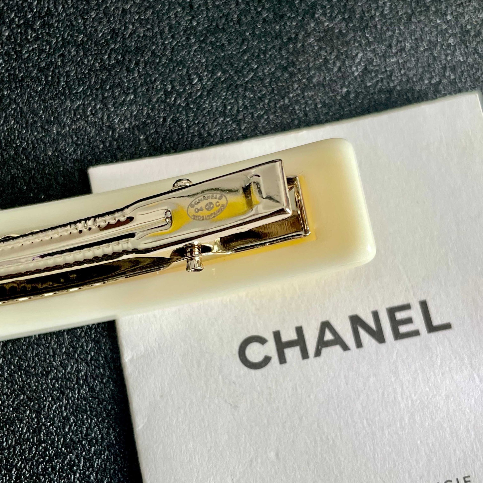 Double-C Emblem Hair Clip – Design 019 main product view