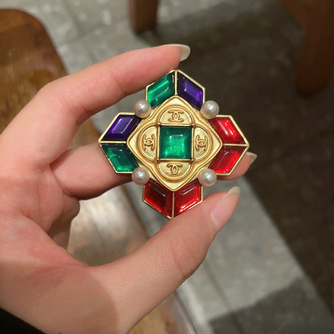 Double-C Emblem Brooch in Polished Metal-Tone – Design 030 side detail