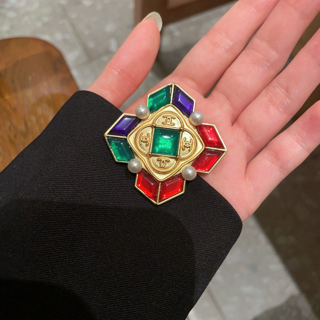 Double-C Emblem Brooch in Polished Metal-Tone – Design 030 detail view