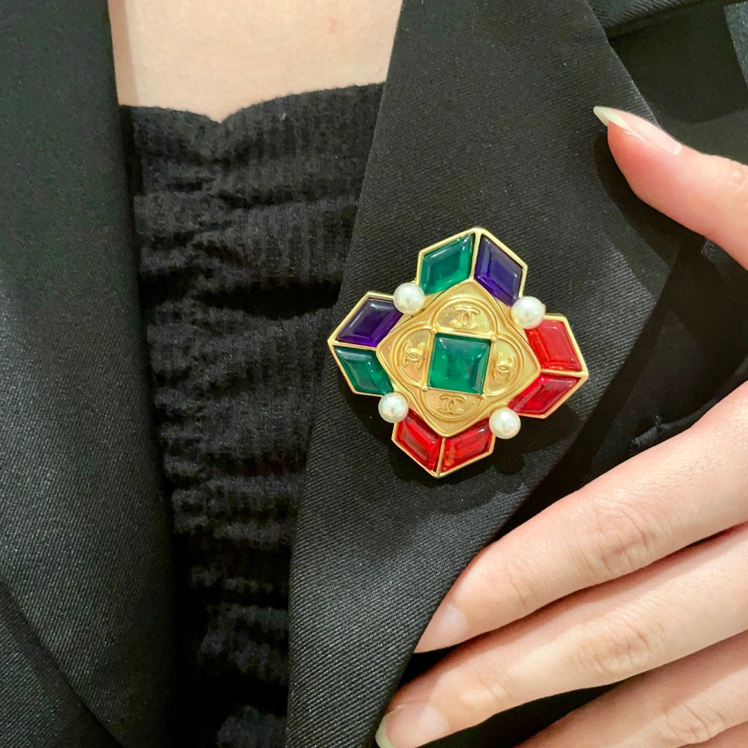 Double-C Emblem Brooch in Polished Metal-Tone – Design 030 main product view