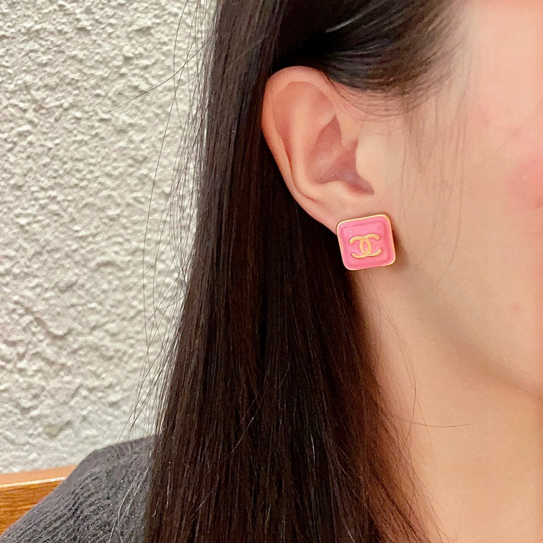 Double-C Emblem Stud Earrings in Polished Metal-Tone – Design 249 detail view