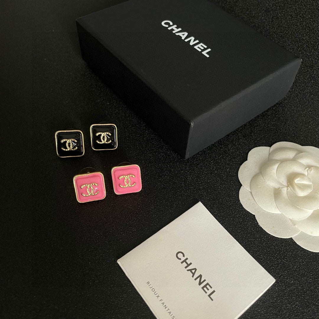 Double-C Emblem Stud Earrings in Polished Metal-Tone – Design 249 close-up detail