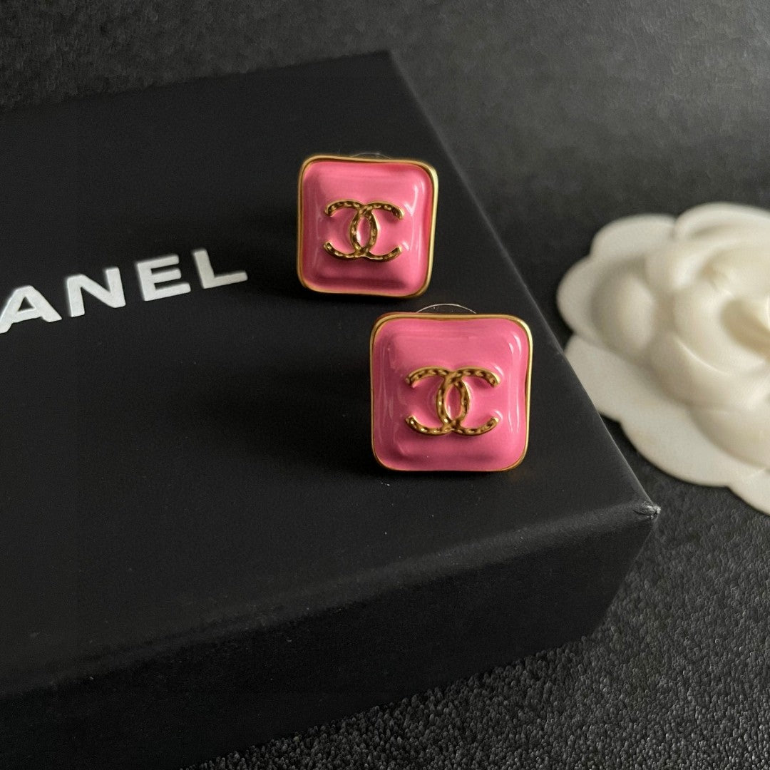 Double-C Emblem Stud Earrings in Polished Metal-Tone – Design 249 detail view