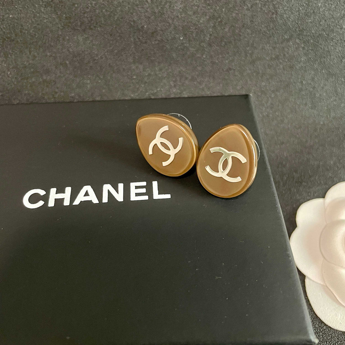 Double-C Emblem Stud Earrings in Polished Metal-Tone – Design 256 detail view