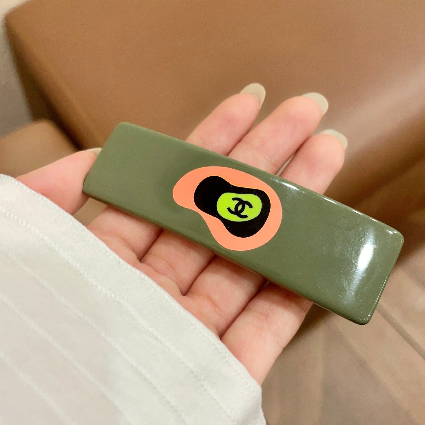 Double-C Emblem Hair Clip – Design 037 side detail