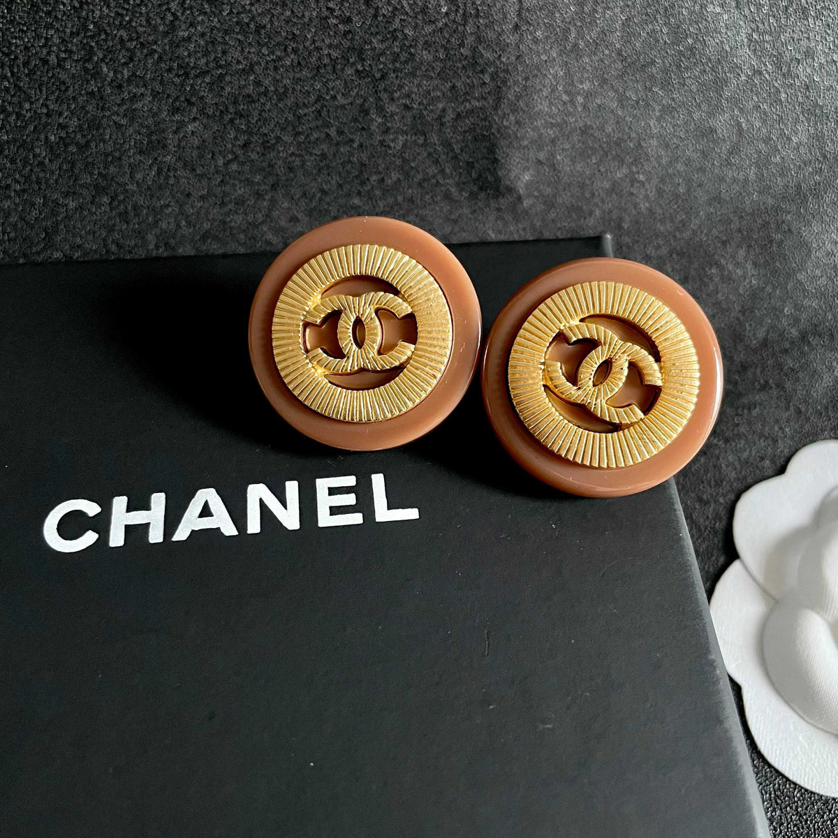 Double-C Emblem Stud Earrings in Polished Metal-Tone – Design 039 detail view