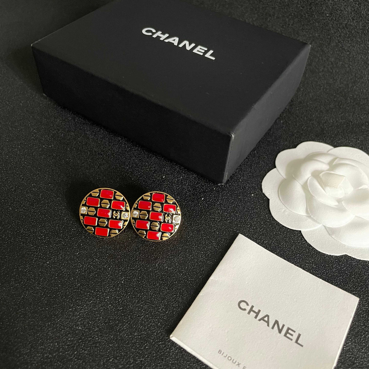 Double-C Emblem Stud Earrings in Polished Metal-Tone – Design 047 close-up detail