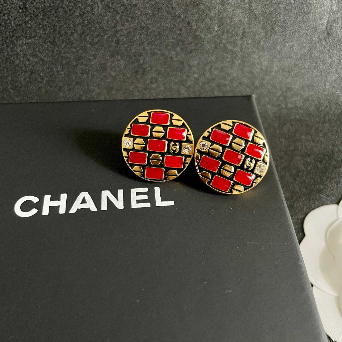 Double-C Emblem Stud Earrings in Polished Metal-Tone – Design 165 detail view