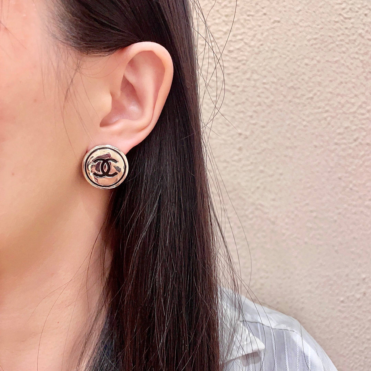 Double-C Emblem Stud Earrings in Polished Metal-Tone – Design 453 detail view