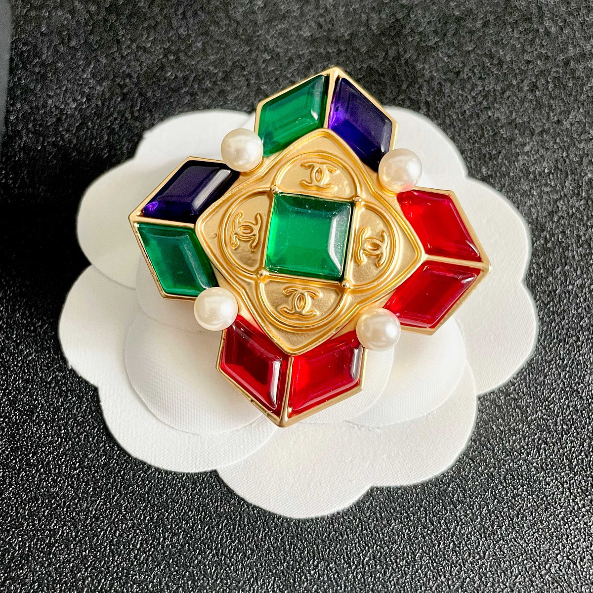 Double-C Emblem Brooch in Polished Metal-Tone – Design 030 front product view