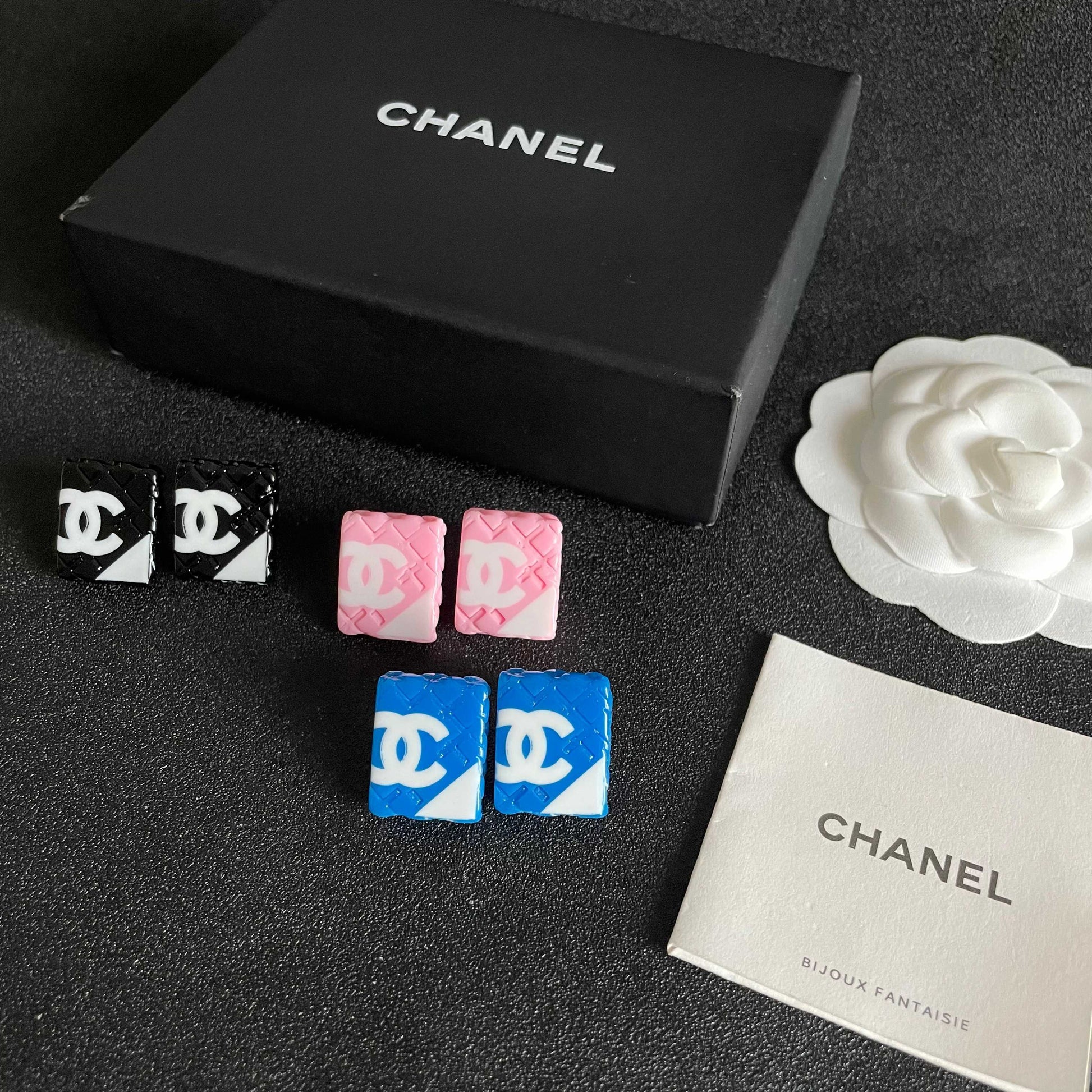 Double-C Emblem Stud Earrings in Polished Metal-Tone – Design 260 side detail