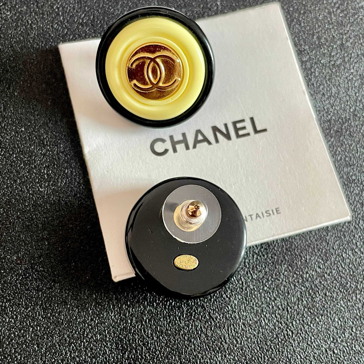 Double-C Emblem Stud Earrings in Polished Metal-Tone – Design 251 main product view