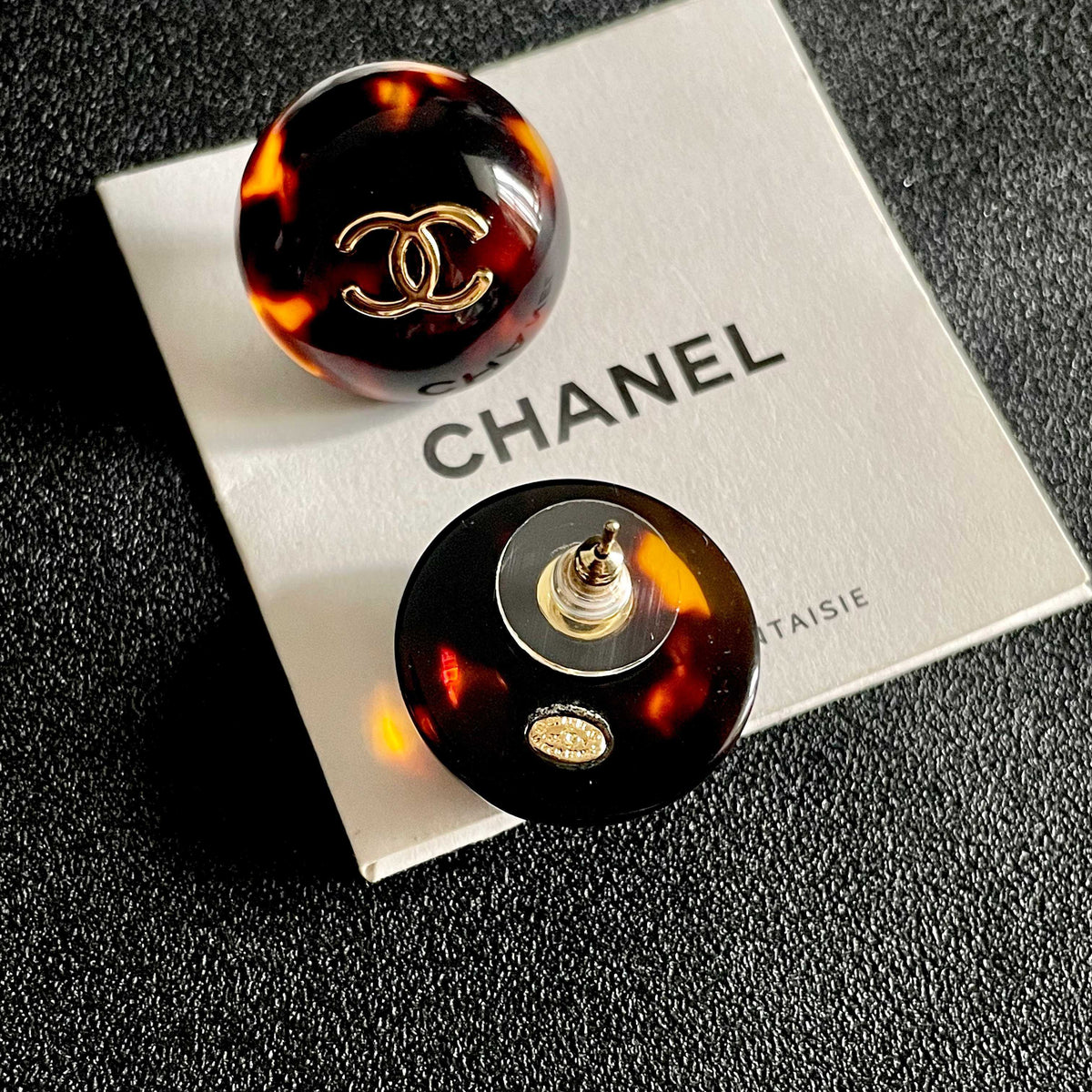 Double-C Emblem Stud Earrings in Polished Metal-Tone – Design 309 main product view