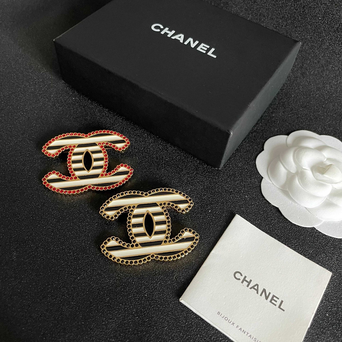 Double-C Emblem Brooch in Polished Metal-Tone – Design 044 close-up detail