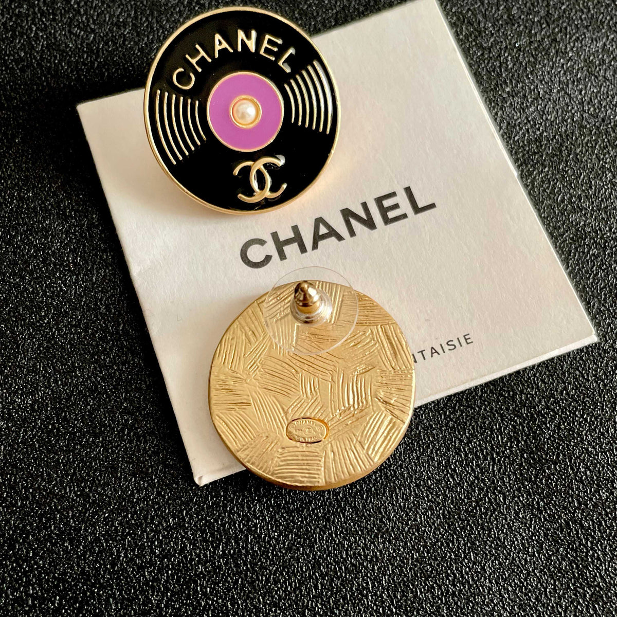 Double-C Emblem Stud Earrings in Polished Metal-Tone – Design 175 main product view