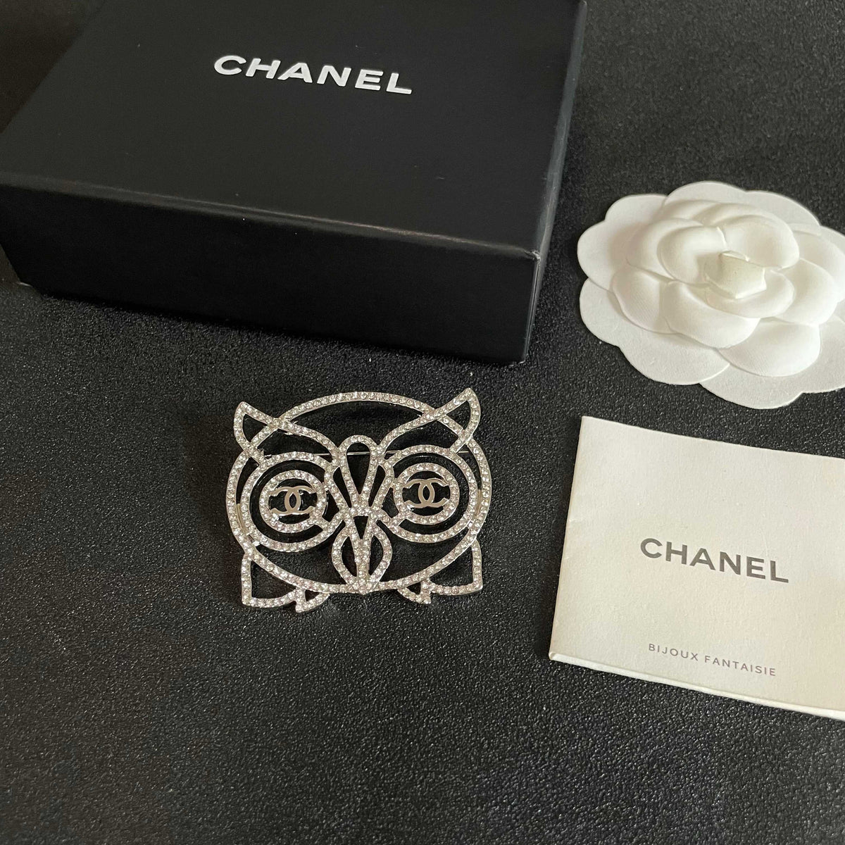 Signature Emblem Brooch in Polished Metal-Tone – Design 051 close-up detail