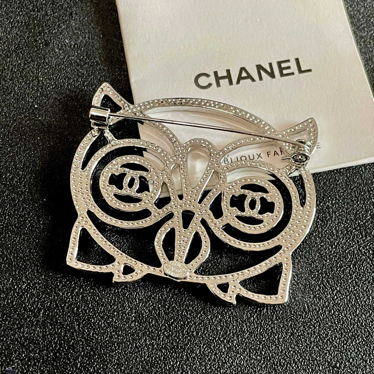 Signature Emblem Brooch in Polished Metal-Tone – Design 051 main product view