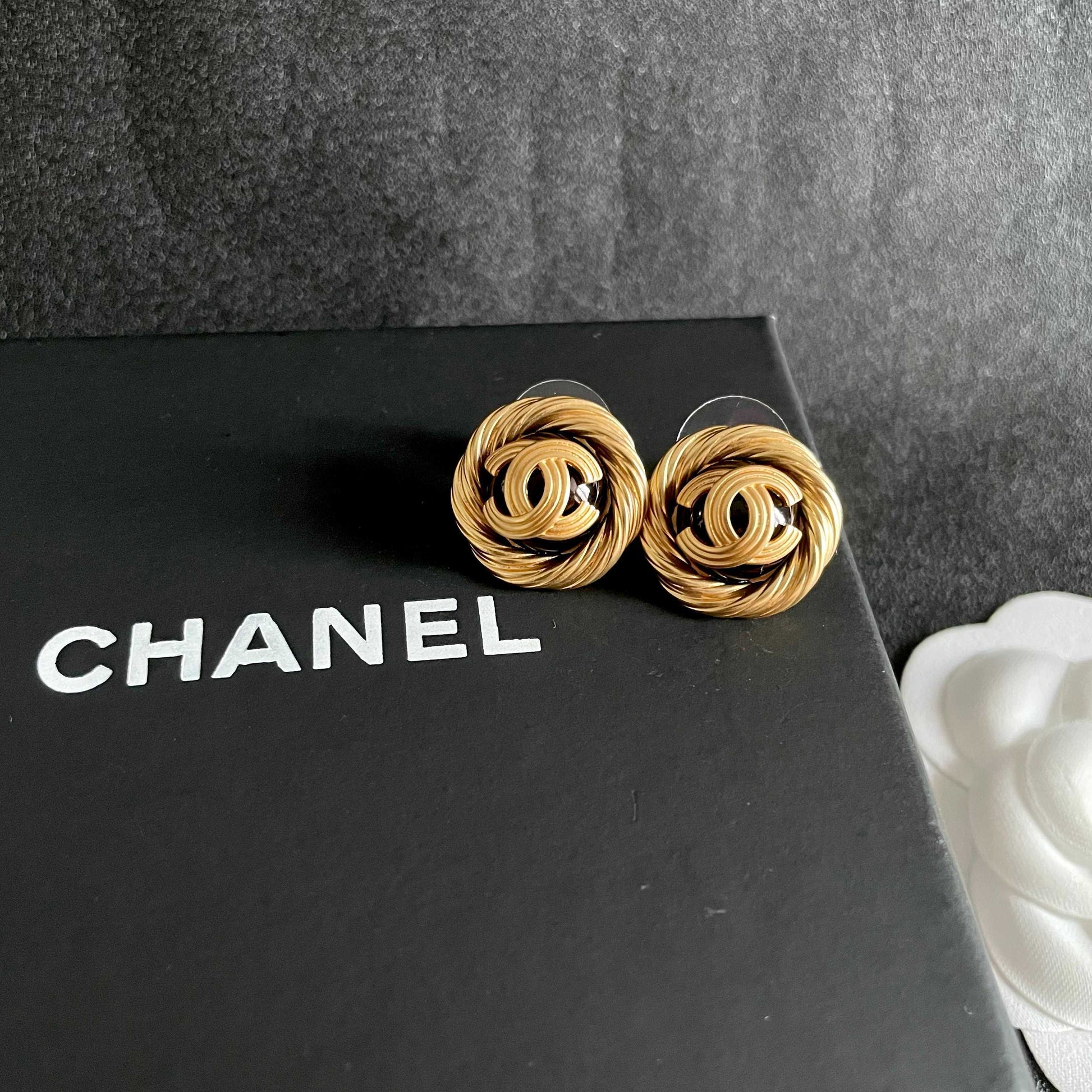 Double-C Emblem Stud Earrings in Polished Metal-Tone – Design 387 detail view