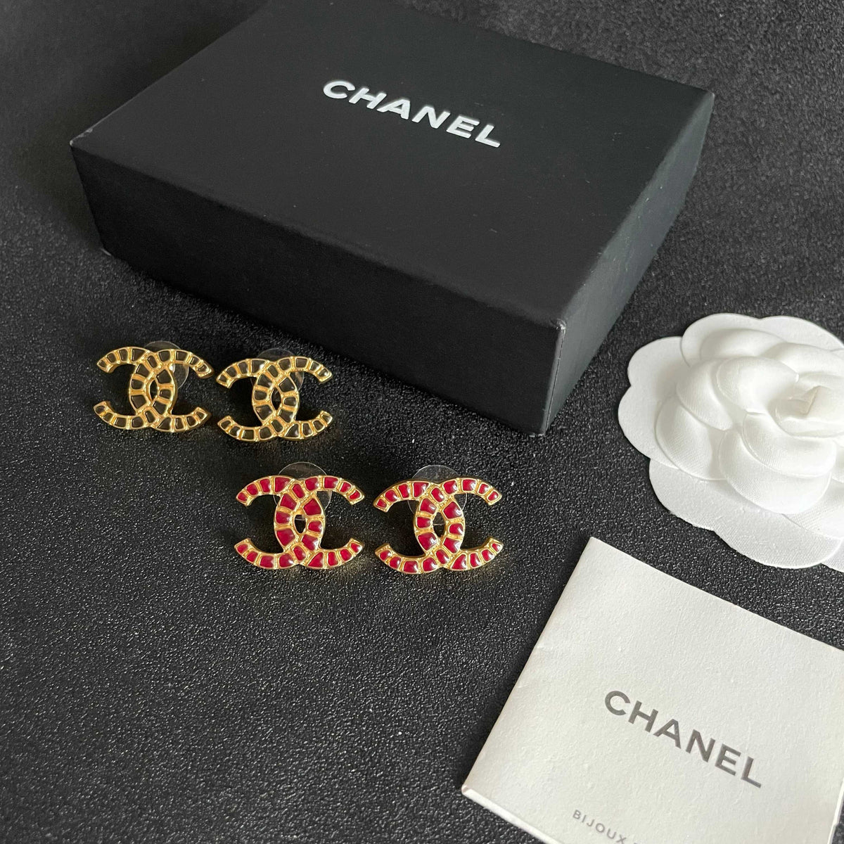 Double-C Emblem Stud Earrings in Polished Metal-Tone – Design 075 close-up detail