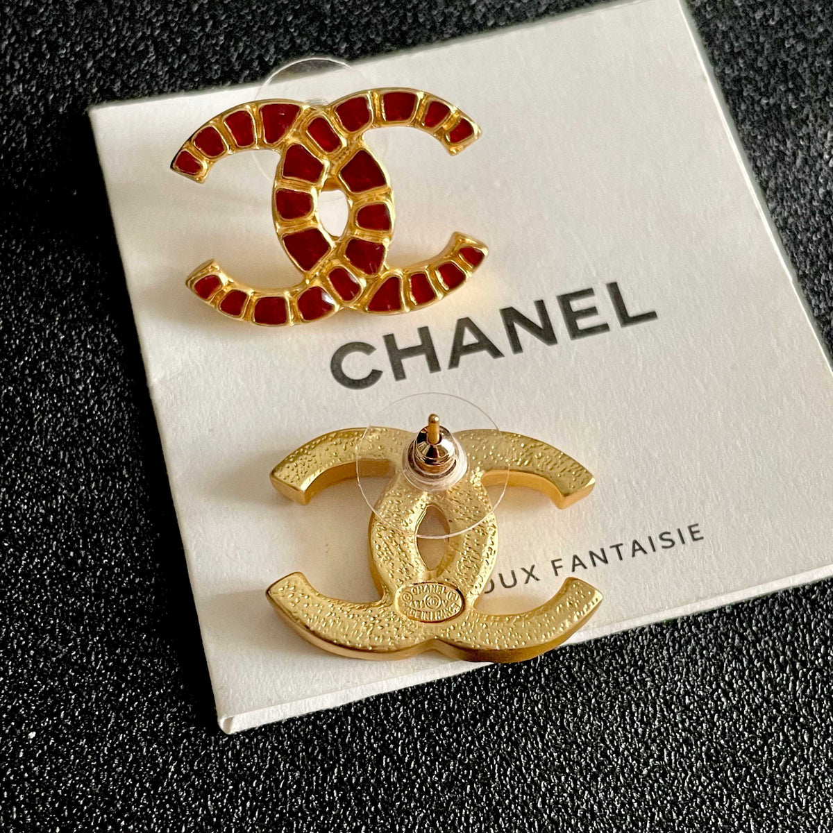 Double-C Emblem Stud Earrings in Polished Metal-Tone – Design 422 main product view