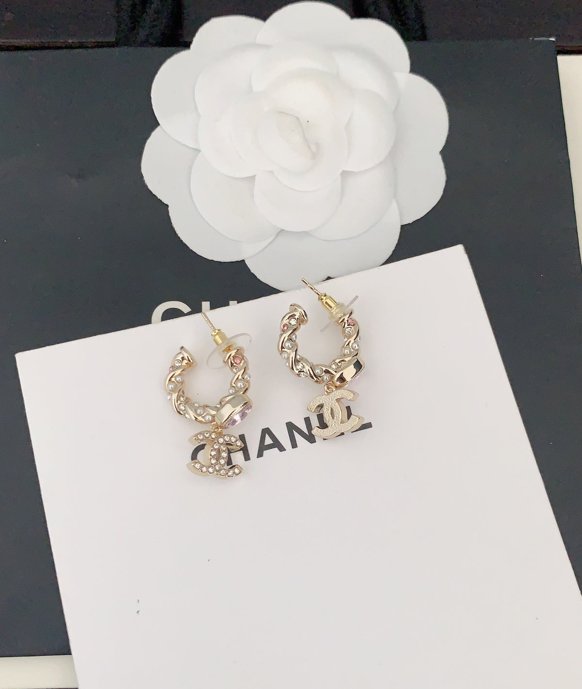 Pearl Jewelry Accessory in Gold-Tone – Pearl Detail – Design 002 detail view