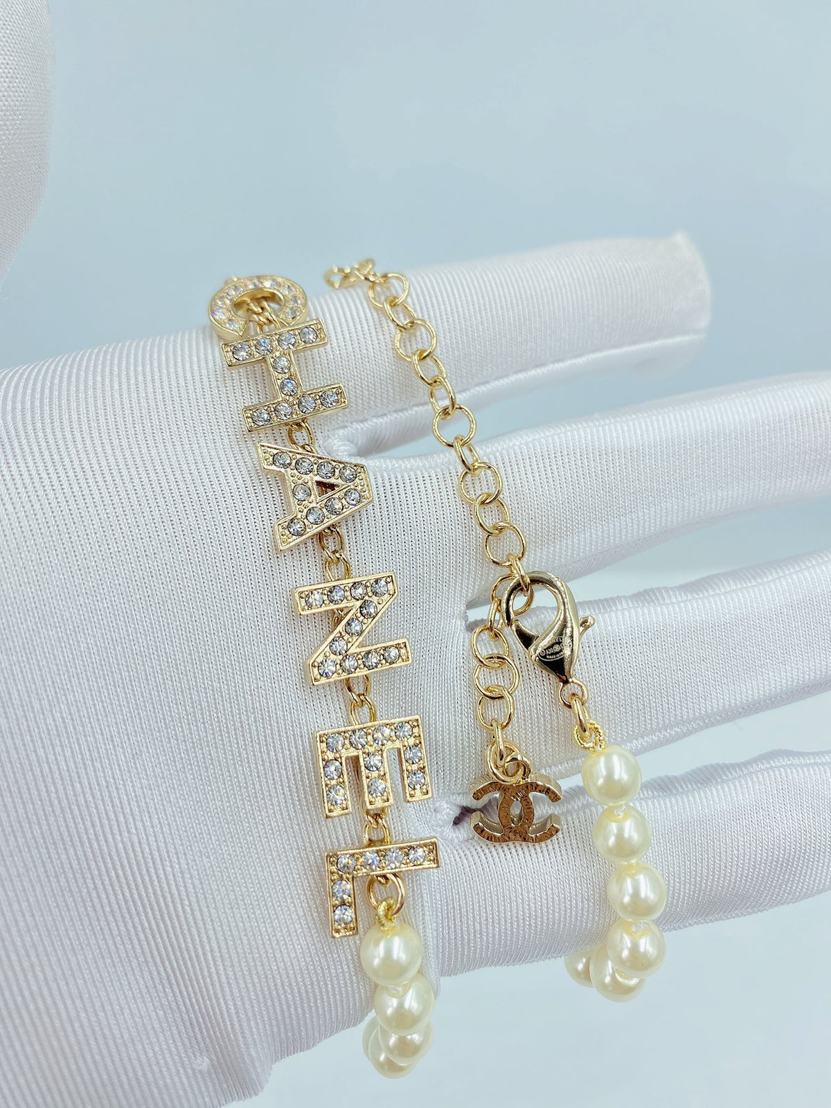 Letter Pearl-Detail Pendant Necklace – Pearl Detail – Design 003 detail view