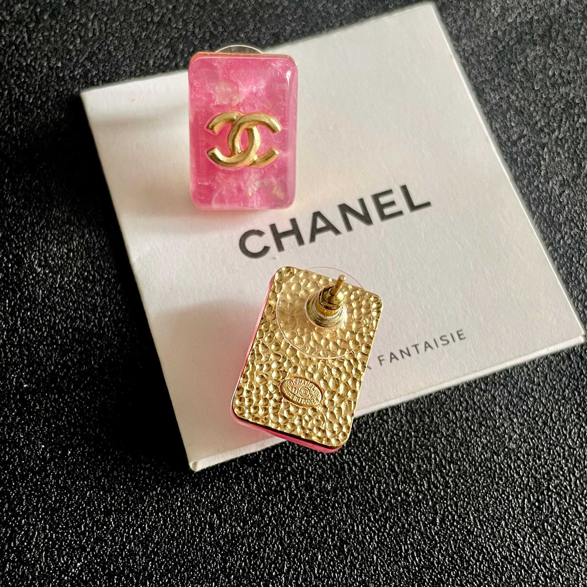 Double-C Emblem Stud Earrings in Polished Metal-Tone – Design 476 main product view
