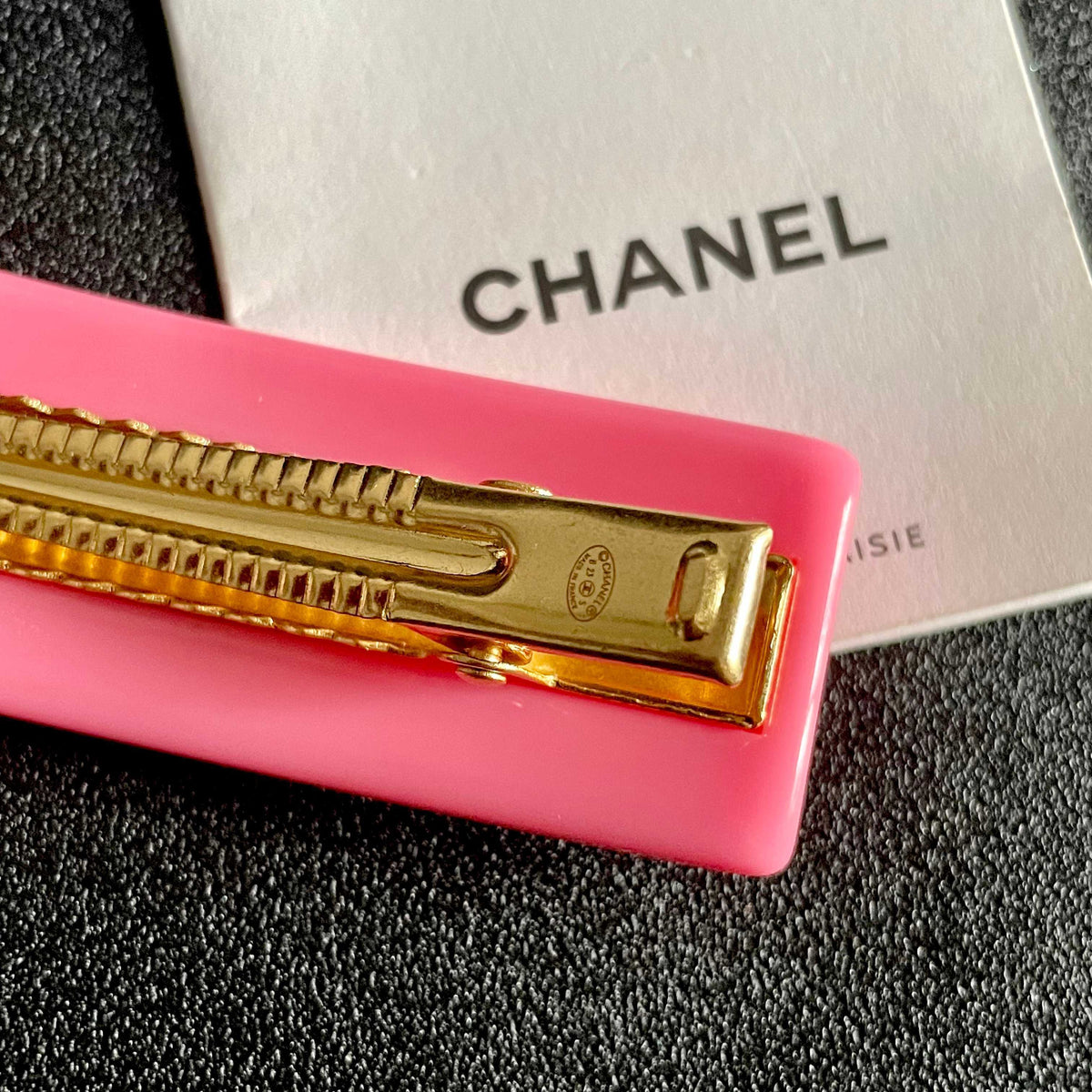 Double-C Emblem Hair Clip – Design 038 main product view
