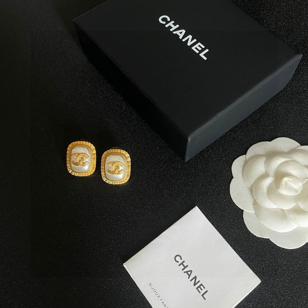 Double-C Emblem Stud Earrings in Polished Metal-Tone – Design 472 close-up detail