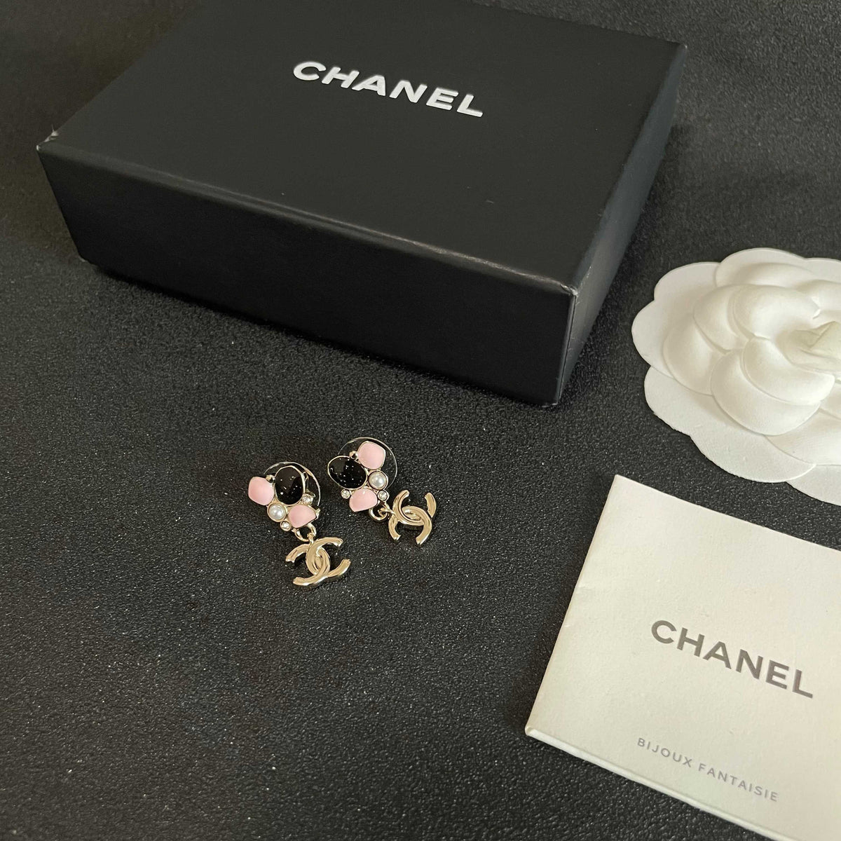 Double-C Emblem Stud Earrings in Polished Metal-Tone – Design 082 close-up detail