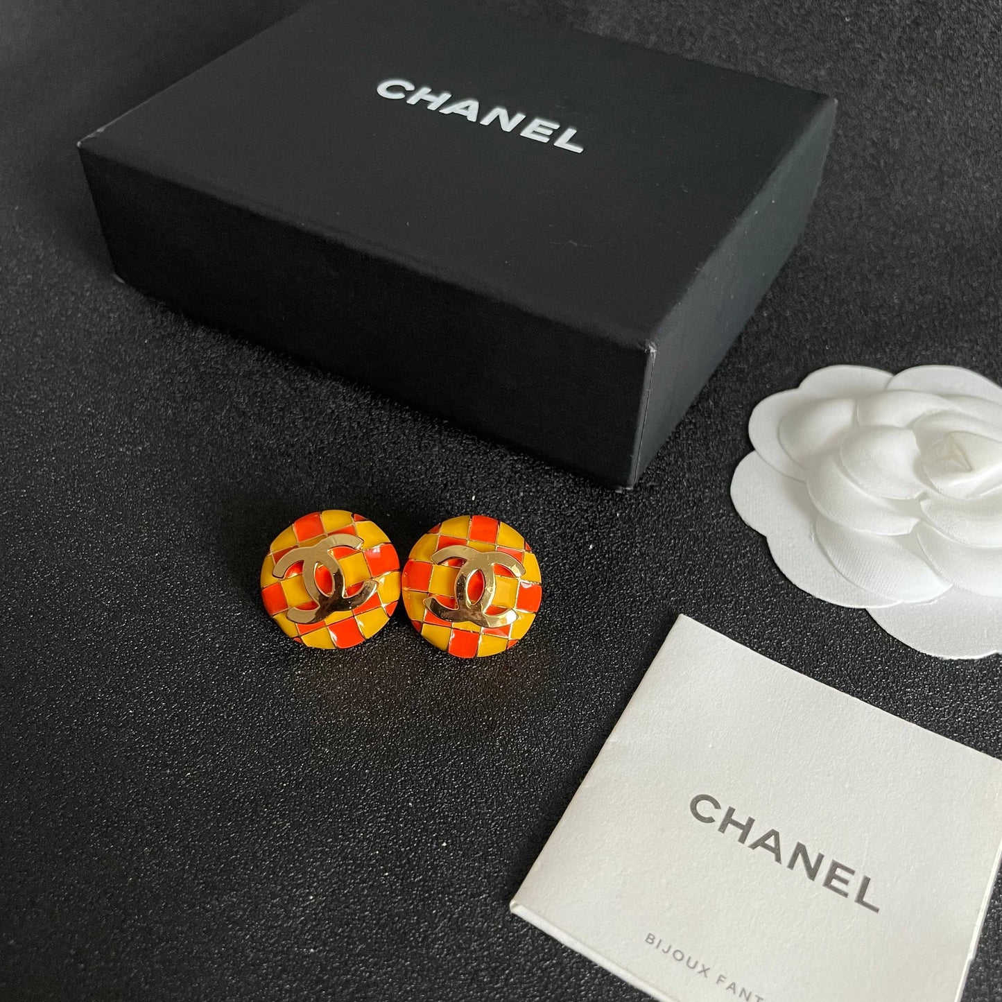 Double-C Emblem Stud Earrings in Polished Metal-Tone – Checkerboard – Design 002 close-up detail