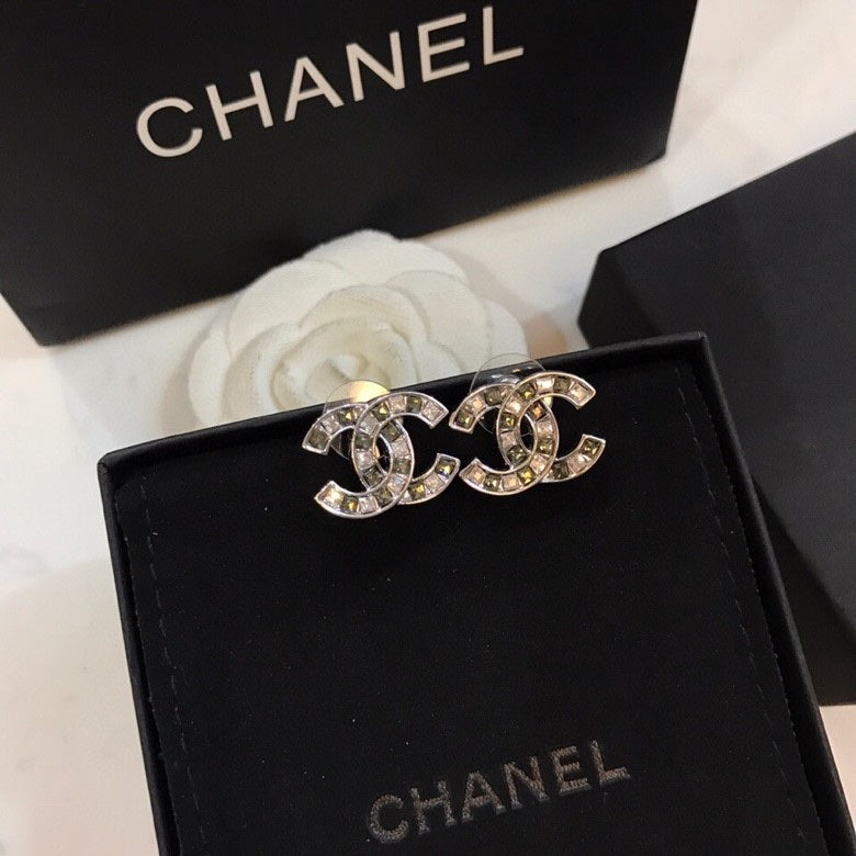 Double-C Emblem Stud Earrings in Polished Metal-Tone – Design 393 detail view