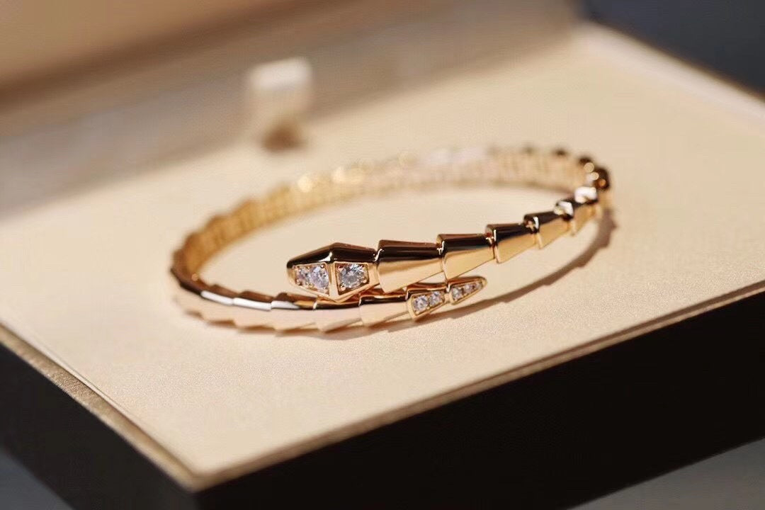 Serpentine Bangle in Rose-Gold-Tone – Rose Gold Detail – Design 003 side detail