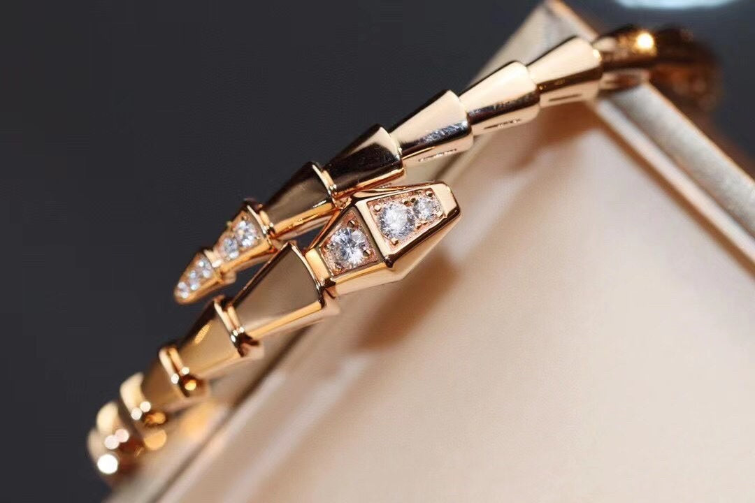 Serpentine Bangle in Rose-Gold-Tone – Rose Gold Detail – Design 003 close-up detail