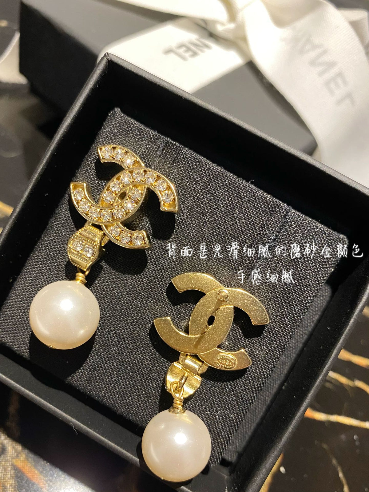 Double-C Emblem Pearl-Detail Stud Earrings – Pearl Detail – Design 012 side detail
