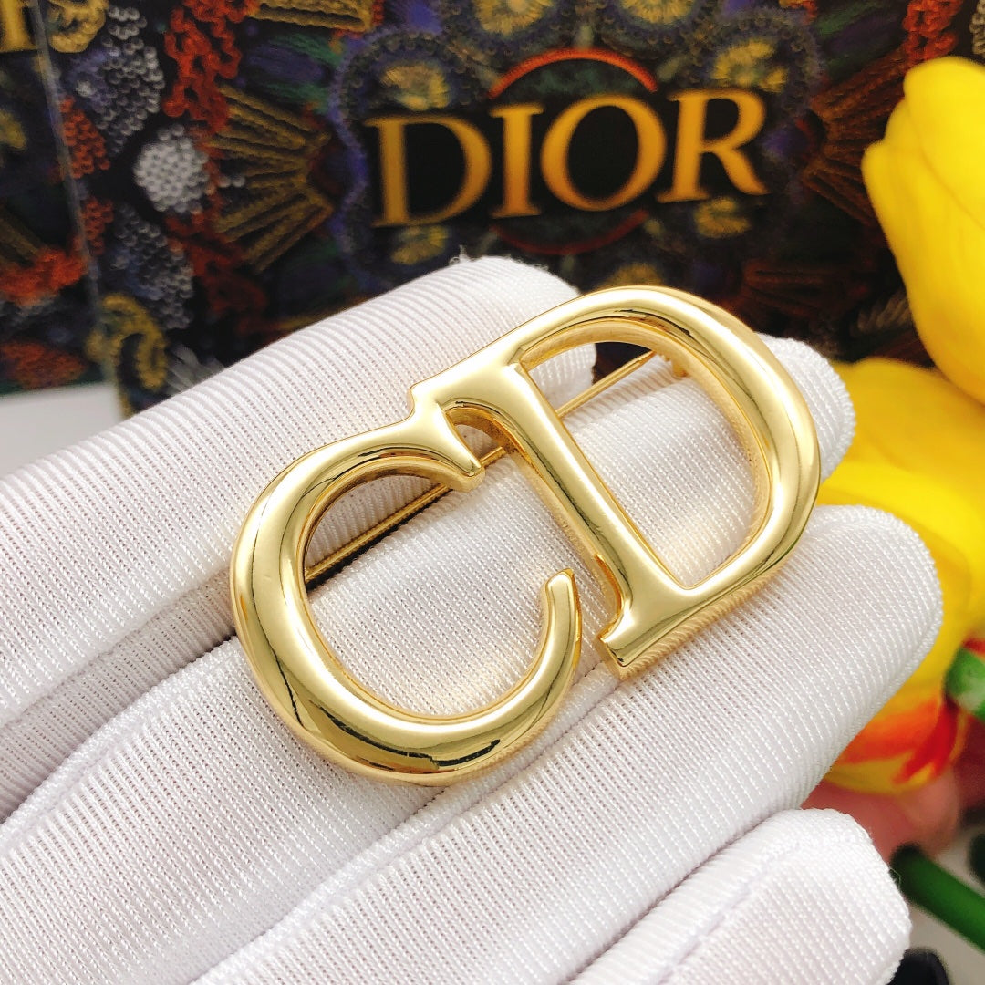 Letter Brooch in Gold-Tone – Design 003 detail view